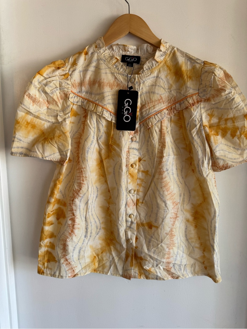 NWT GiGiO short-sleeve yellow and white tie-dye button-down blouse.